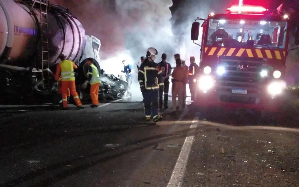 Cinco veículos se envolvem em grave acidente na BR-277 e ocasionam duas mortes
