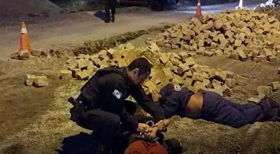 Dupla é presa após furtar pedras de obra da prefeitura para construir calçada em casa, em São José dos Pinhais