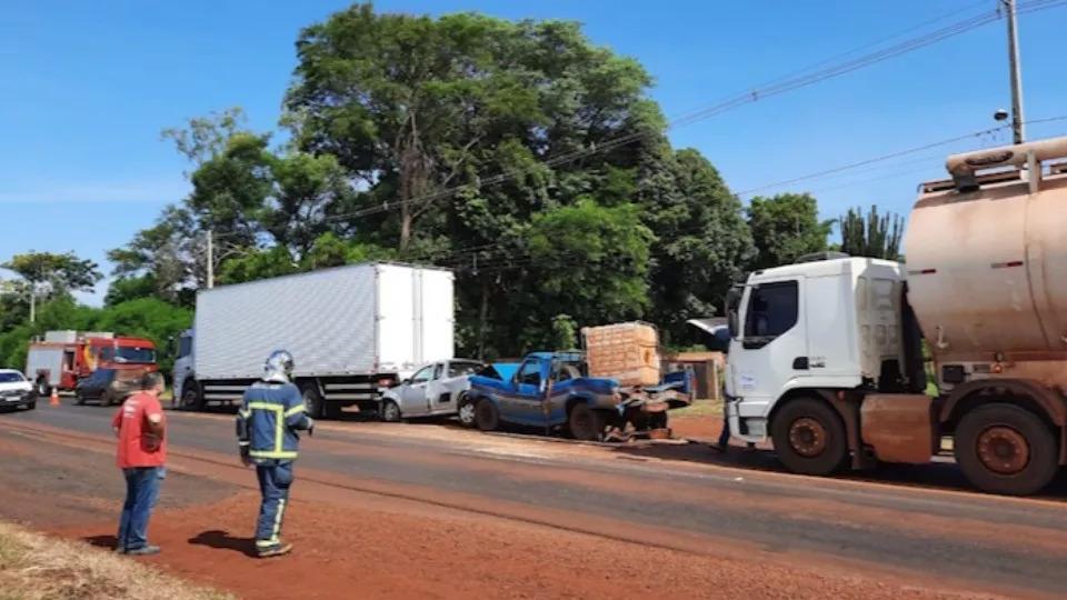 Engavetamento envolvendo cinco veículos deixa três pessoas feridas na PR 364