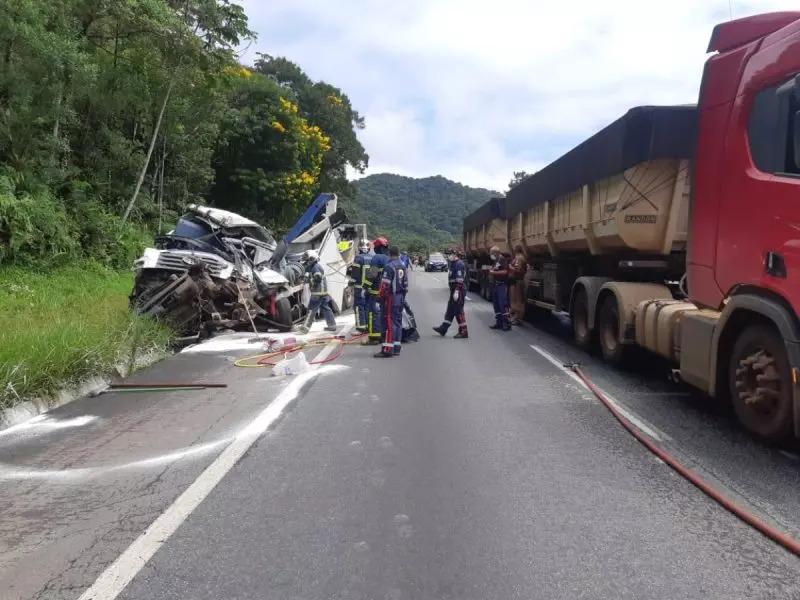 Acidente com quatro caminhões mata motorista na BR-277, em Morretes
