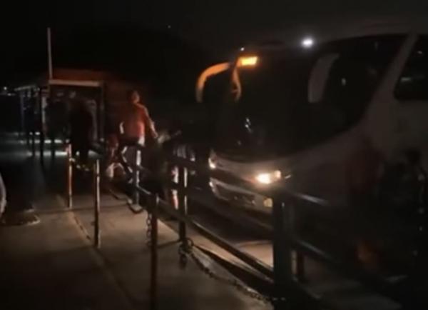 Balsas batem no ferry boat de Guaratuba, e passageiros ficam em pânico