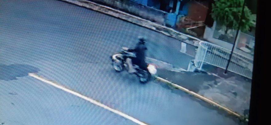 Em Apucarana, motociclista passa a mão em região íntima de mulher que se exercitava
