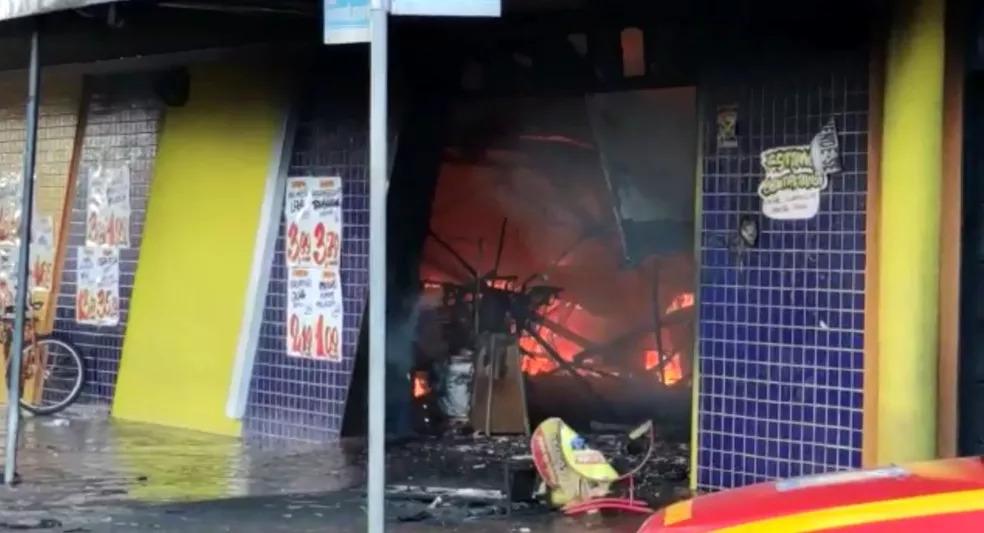Incêndio de grandes proporções atinge mercado em Ibiporã e deixa feridos
