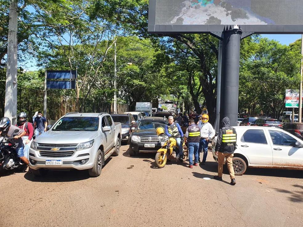 Motoristas fecham a Ponte da Amizade e fazem protesto pelo novo reajuste no preço dos combustíveis no Paraguai