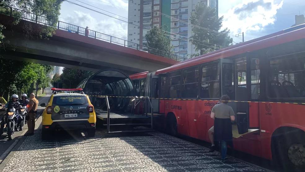 Mulher é morta à facadas dentro de ônibus em Curitiba por intervir em uma discussão