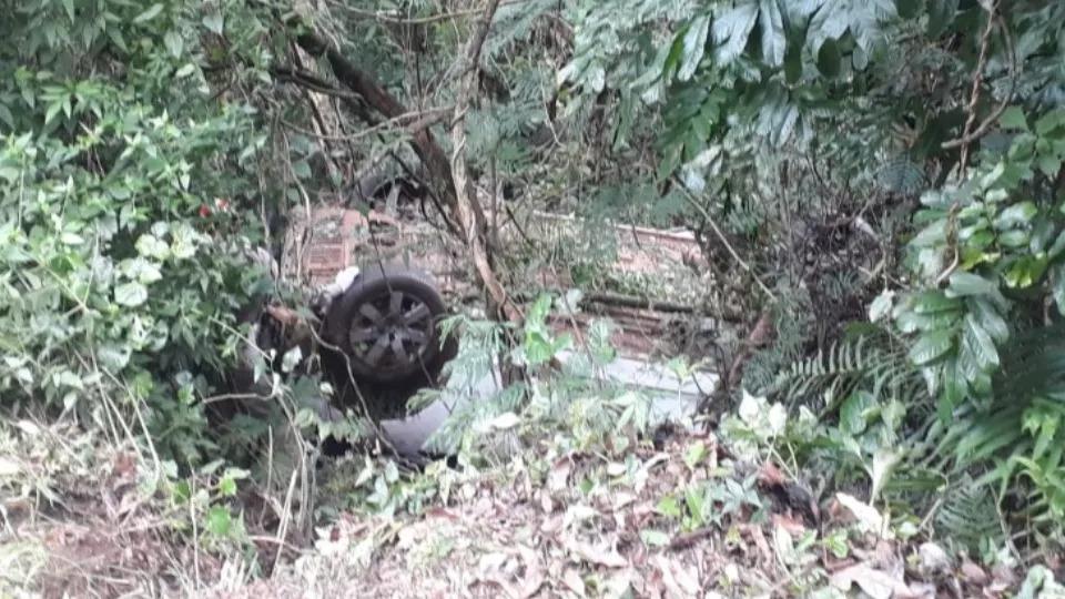 Suspeitos de assalto causam acidente e abandonam o veículo com criança morta, na PR-566