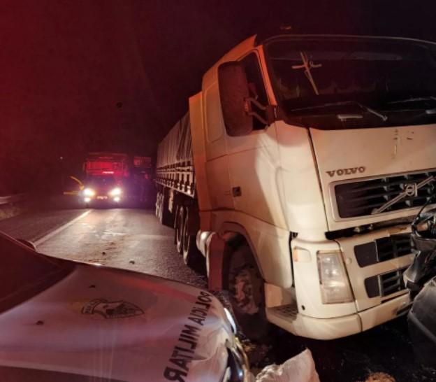 Policial militar e estudante morrem em acidente entre 2 caminhões na BR-376, em Ponta Grossa