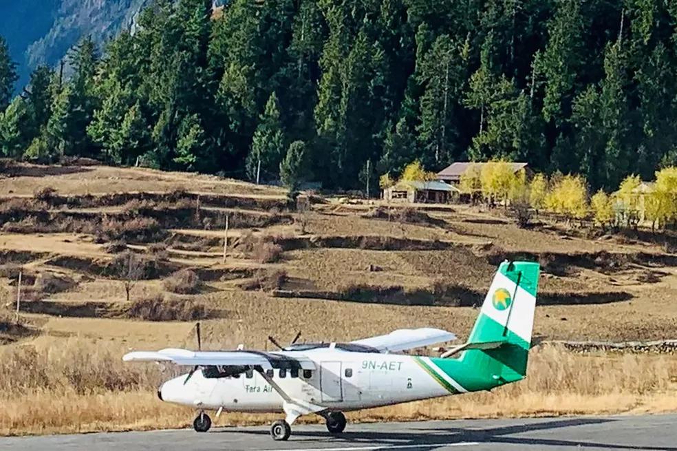 Avião cai no Nepal com 22 pessoas a bordo; 20 corpos já foram encontrados