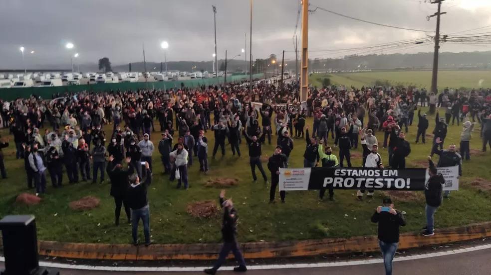 Funcionários da fábrica Renault entram em greve por tempo indeterminado em São José dos Pinhais