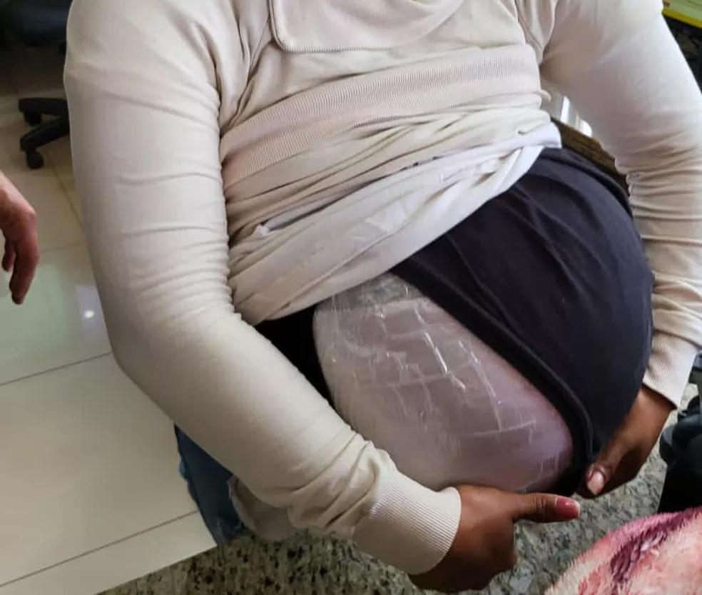 Mulher é presa em Foz do Iguaçu após se passar por grávida ao esconder drogas em barriga falsa