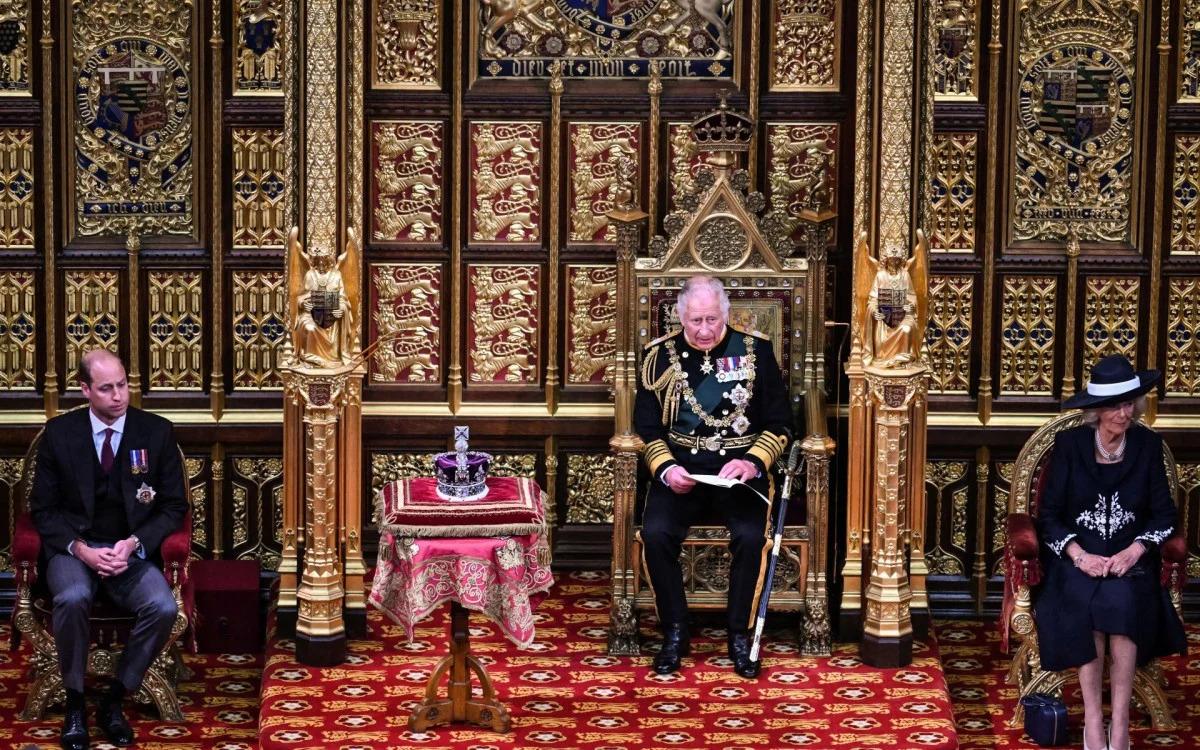 Príncipe Charles substitui rainha Elizabeth II em discurso do trono pela primeira vez na história