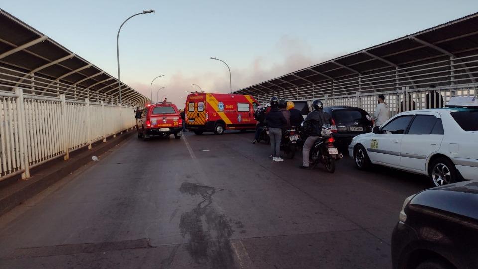 Acidente na Ponte da Amizade gera congestionamento e deixa três pessoas feridas