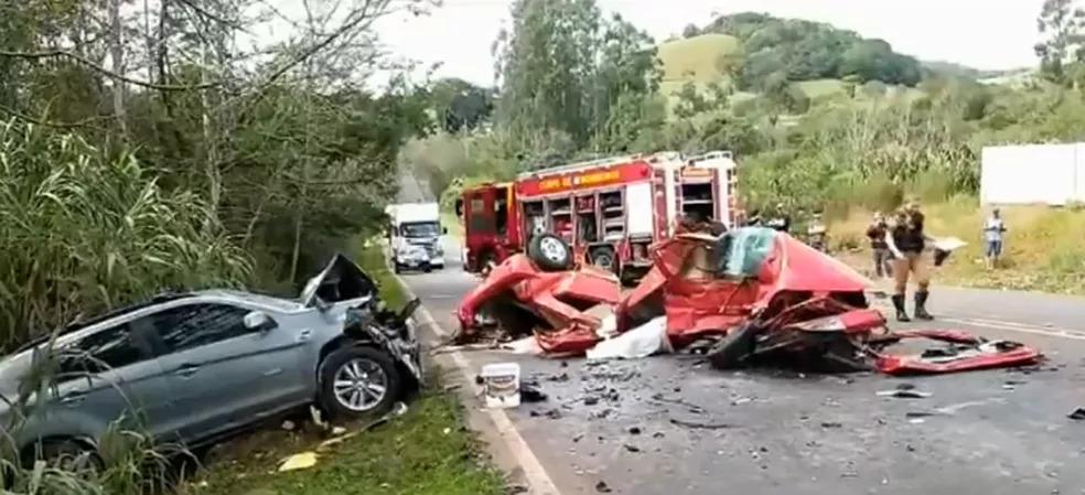 Acidente na PR-566: Colisão frontal termina em duas mortes e cinco pessoas feridas