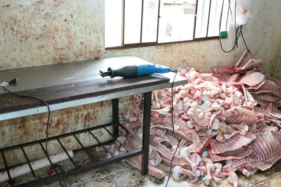 Em Castro, GM encontra carnes estragadas em abatedouro clandestino