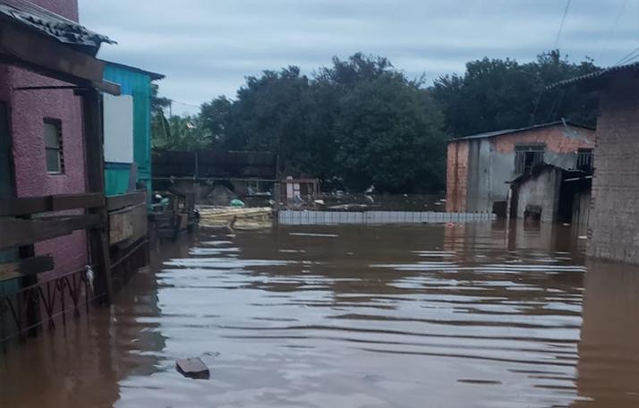 Em Ponta Grossa, bombeiros resgatam pessoas de barco após chuva intensa