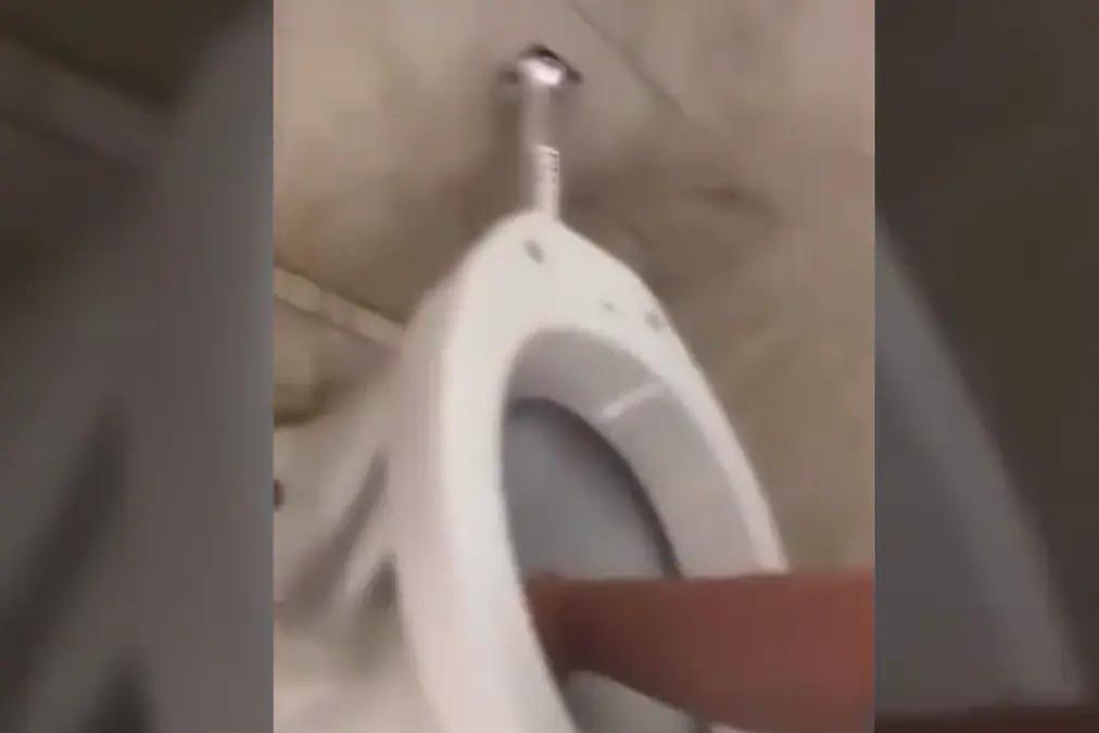 Estudantes de escola no Paraná dão água do vaso sanitário para professor por motivo de 'vingança'