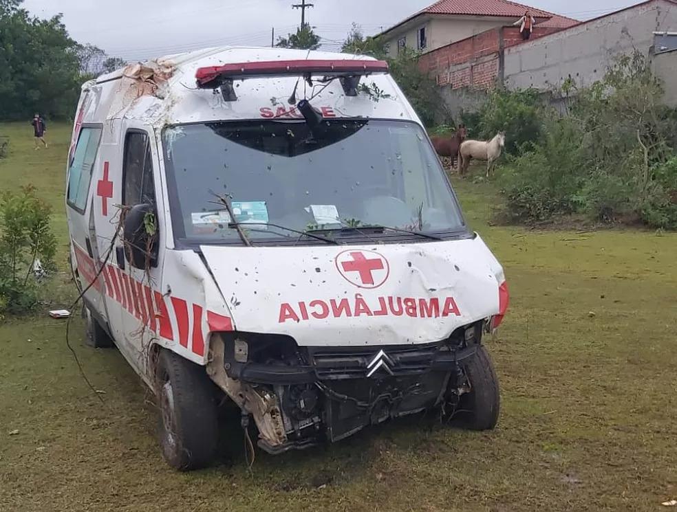 Falsa ambulância é apreendida com 60 mil maços de cigarros contrabandeados, em Campo Largo