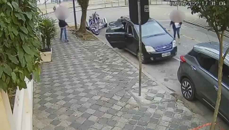 Homem rouba carro com criança dentro, em Curitiba
