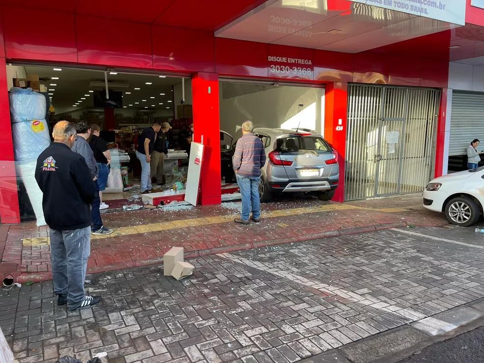 Motorista confunde os pedais do carro e invade loja, em Foz do Iguaçu