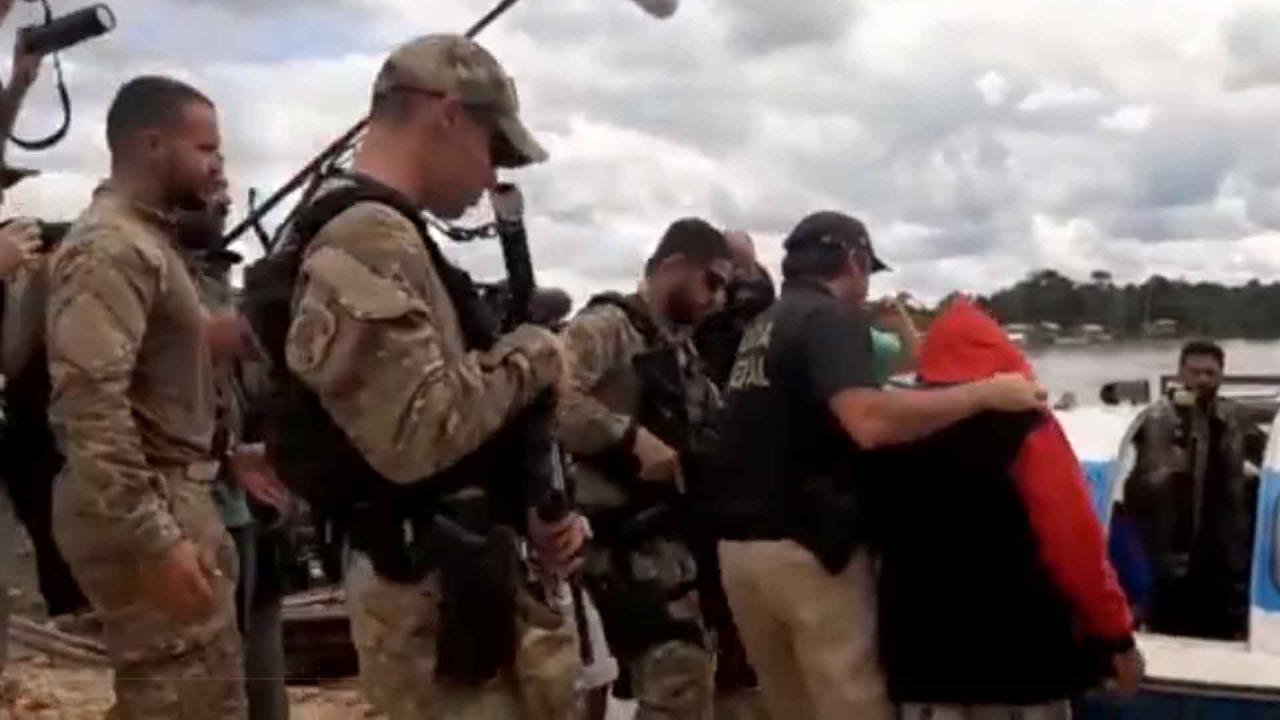 Polícia Federal do Amazonas leva um dos suspeitos para local de buscas por Bruno Pereira e Dom Philips