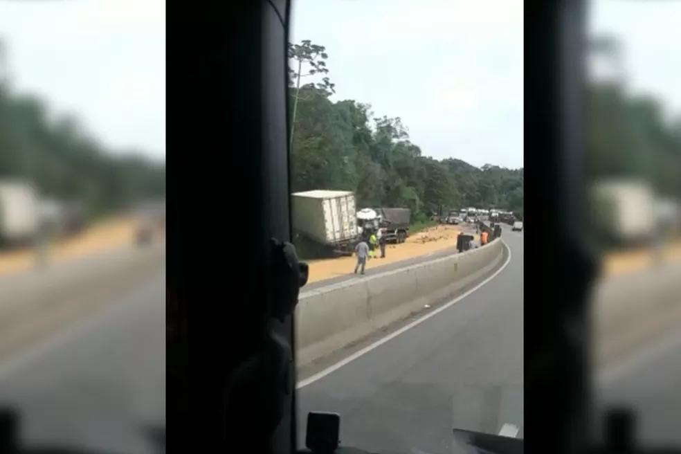 Acidente com 3 caminhões deixa 2 pessoas mortas, na BR-277