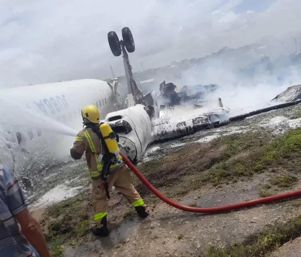 Avião 'aterissa' de ponta-cabeça e pega fogo, na Somália