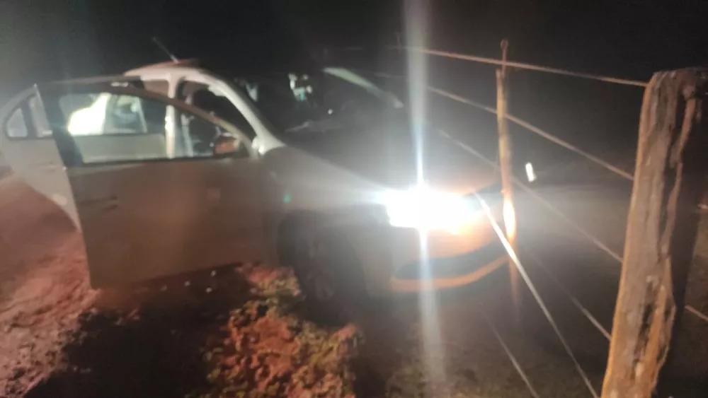 Carro carregado com maconha bate contra cerca durante perseguição policial, em Pérola