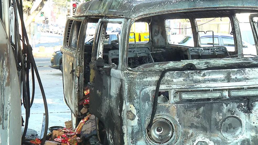 Carro pega fogo em posto de combustíveis após motorista dar partida no veículo, em Londrina
