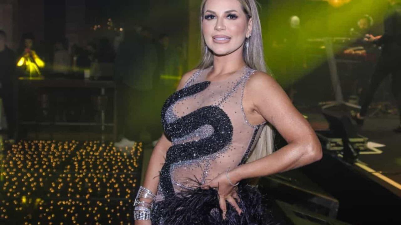 Deolane Bezerra faz piada após carros apreendidos: 'Devolve um, doida para sair'