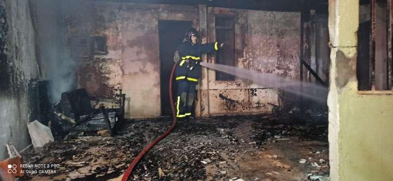 Incêndio destrói casa que funcionava como residencial em Cambé
