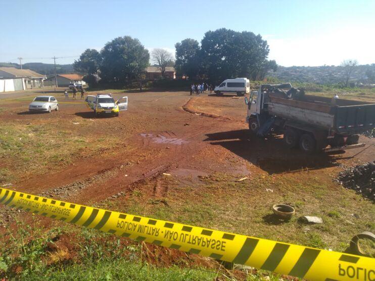 Motorista morre ao ser prensado por caçamba de caminhão, em Pitanga
