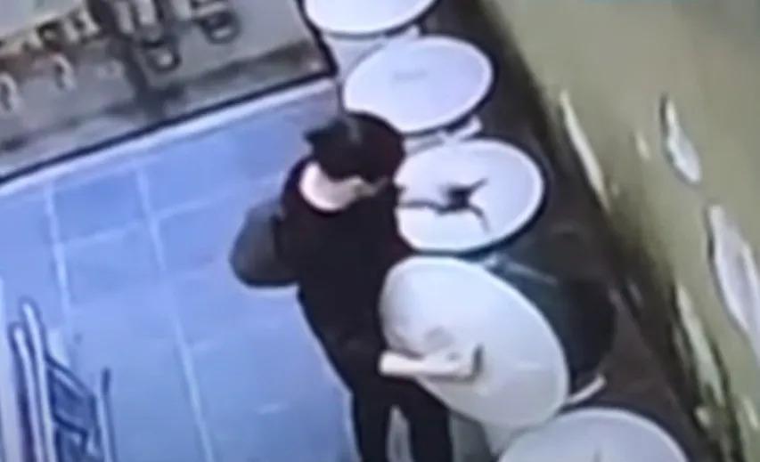 Mulher é flagrada jogando corpo de filho recém-nascido no lixo