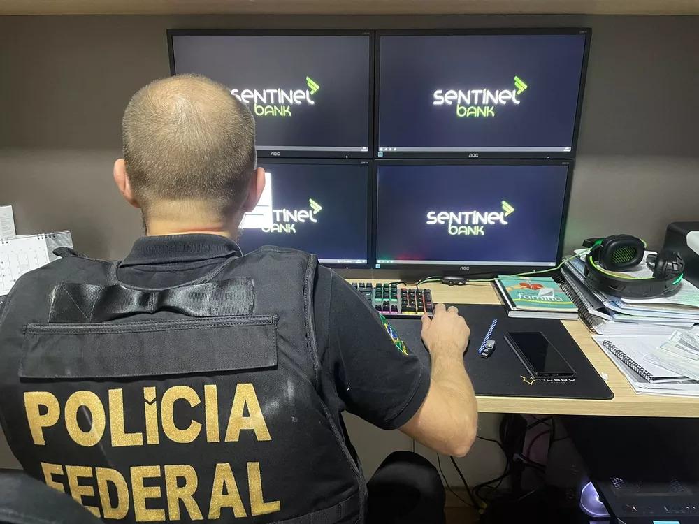 Operação da PF investiga suspeitos de golpe do falso investimento na bolsa, no Paraná