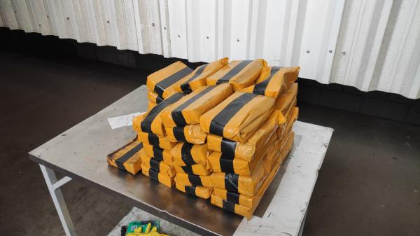 Receita Federal apreende 42kg de substância desconhecida em contêiner, no porto de Paranaguá