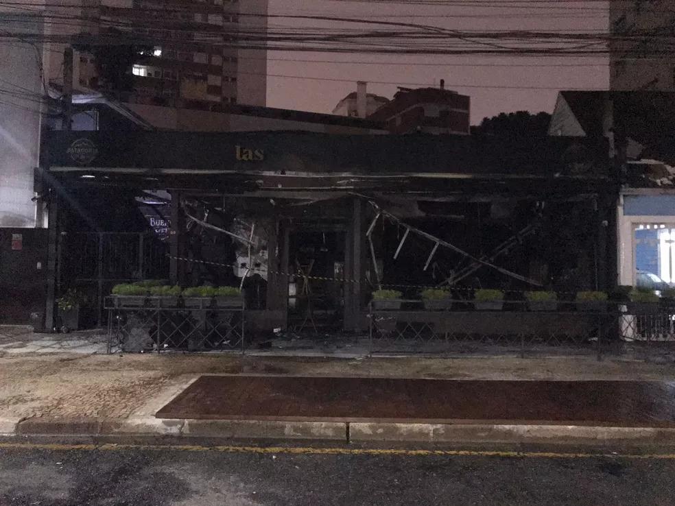 Restaurante é destruído por incêndio de grandes proporções, em Curitiba