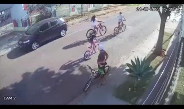 TARADÃO DA BICICLETA - Homem aparece em via pública mostrando genitália para crianças em Sarandi