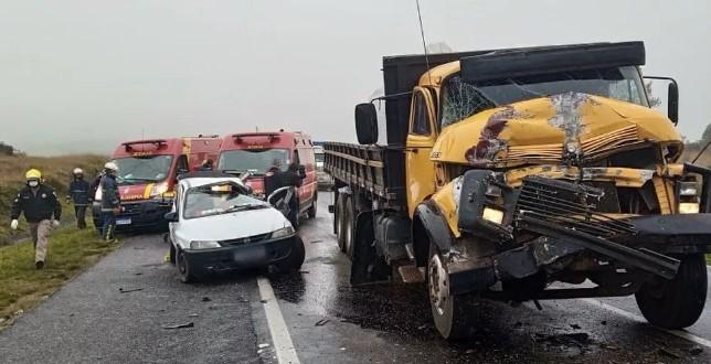 Uma criança de 10 anos morre e mais 4 pessoas ficam feridas em acidente entre dois caminhões e um carro na PR-151