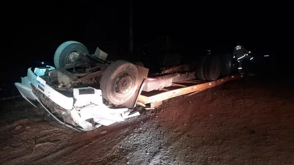 Acidente com caminhão deixa três pessoas mortas, em Guarapuava