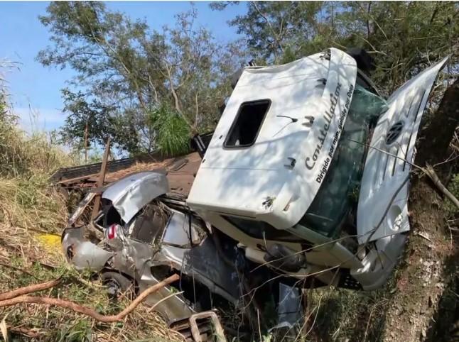 Acidente entre caminhão e carro matam duas pessoas e deixam outras feridas, na PR-444 e PR-855