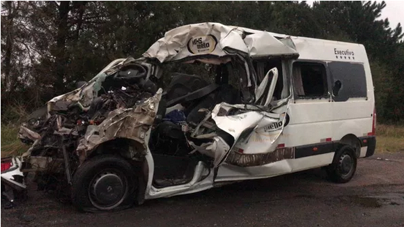 Acidente gravíssimo entre uma van e um caminhão termina em sete mortes, em Palmeira