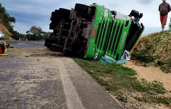 Caminhão tomba na BR-277 e duas pessoas morrem