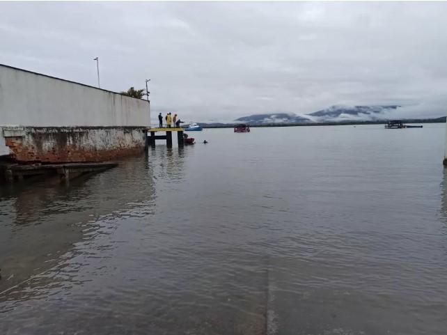Corpo de homem é encontrado dentro de carro submerso, na baía de Guaratuba