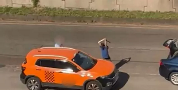 Em Curitiba, motorista de aplicativo quebra táxi com um pedaço de pau
