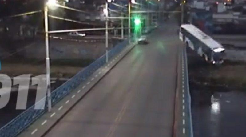 Ônibus cai de ponte em acidente impressionante na Argentina