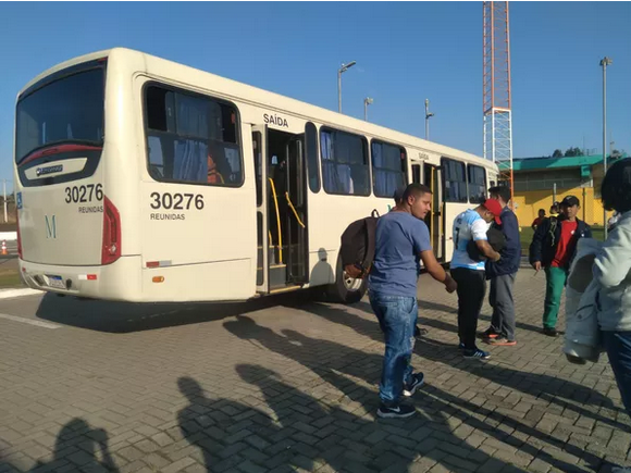 Ônibus é assaltado em Fazenda Rio Grande, e passageira é baleada após recusar-se a entregar celular