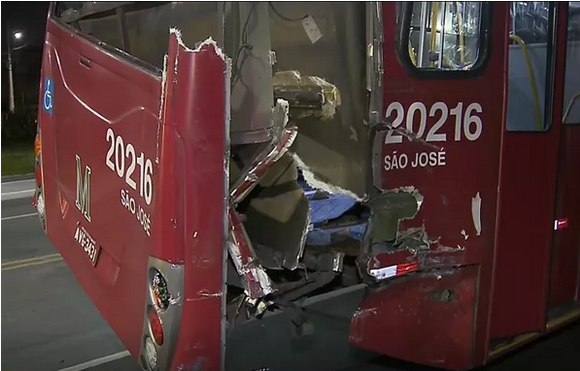 Ônibus e trem se envolvem em acidente e deixam 4 pessoas feridas, em Pinhais