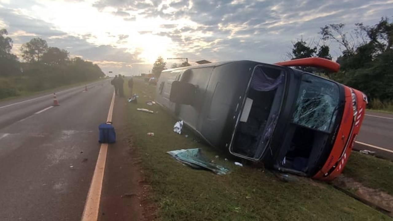 Ônibus tomba na BR-277 e seis pessoas ficam feridas