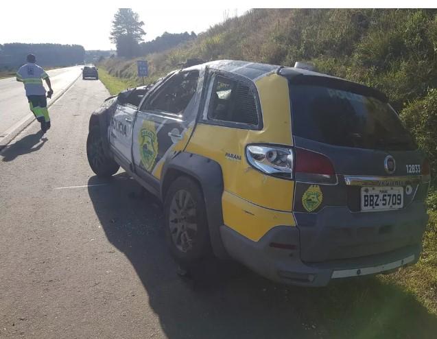 PMs ficam feridos após viatura capotar durante perseguição a suspeito na BR-277