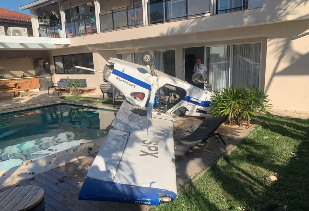 Queda de ultraleve sobre casa na Barra da Tijuca deixa dois feridos