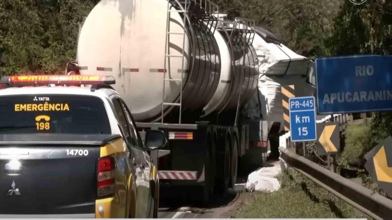 Duas pessoas morrem em colisão frontal de caminhões na PR-445 entre Tamarana e Mauá da Serra
